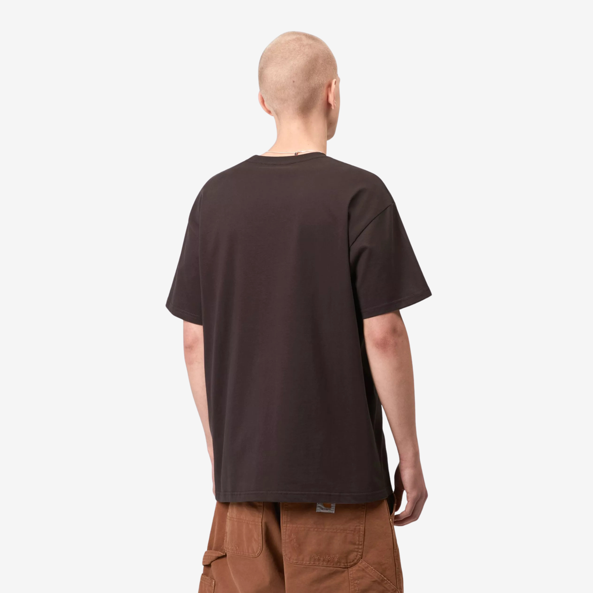 Vue de dos du T-shirt Chase brun foncé porté : carrure large, manches courtes amples et tombé droit du jersey