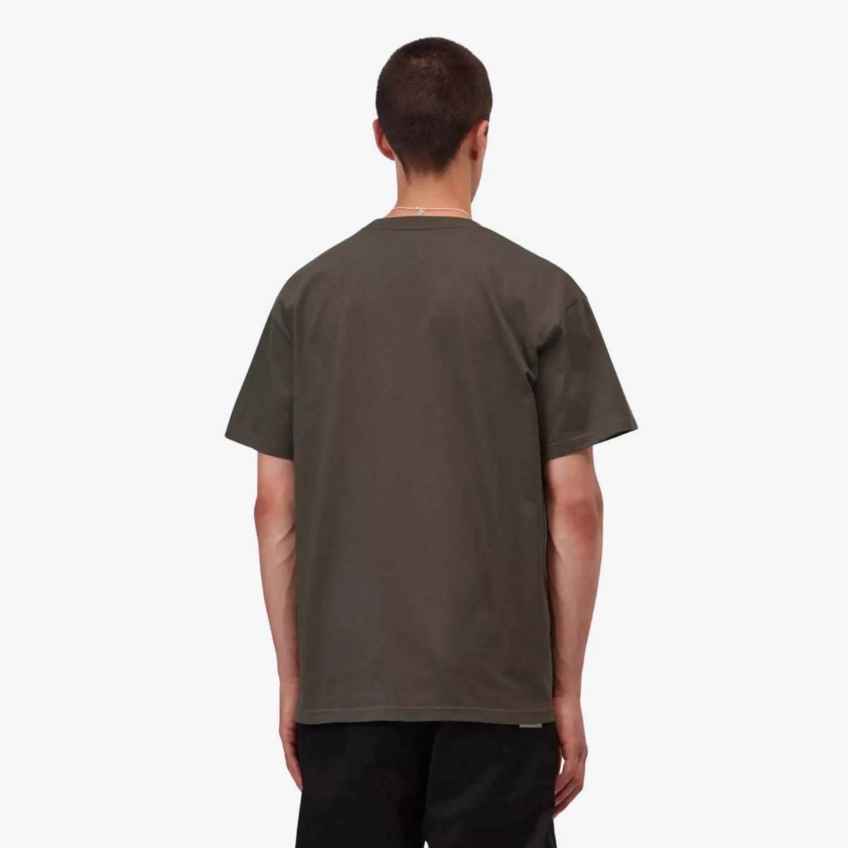 T-shirt Chase Shungite Carhartt WIP vert olive grisé - porté de dos, épaules tombantes