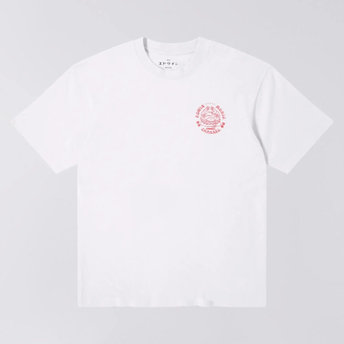 T-shirt Edwin Music Channel blanc à plat de face, petit imprimé grenouille rouge cerclé en poitrine