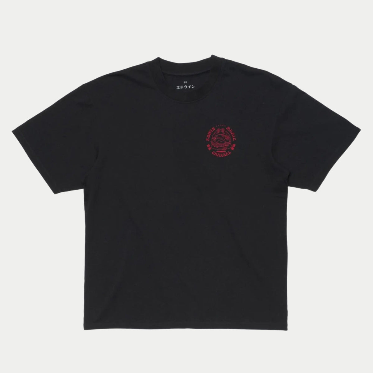 T-shirt Edwin Music Channel noir vu de face, petit médaillon rouge grenouille cerclé de lettrage en poitrine