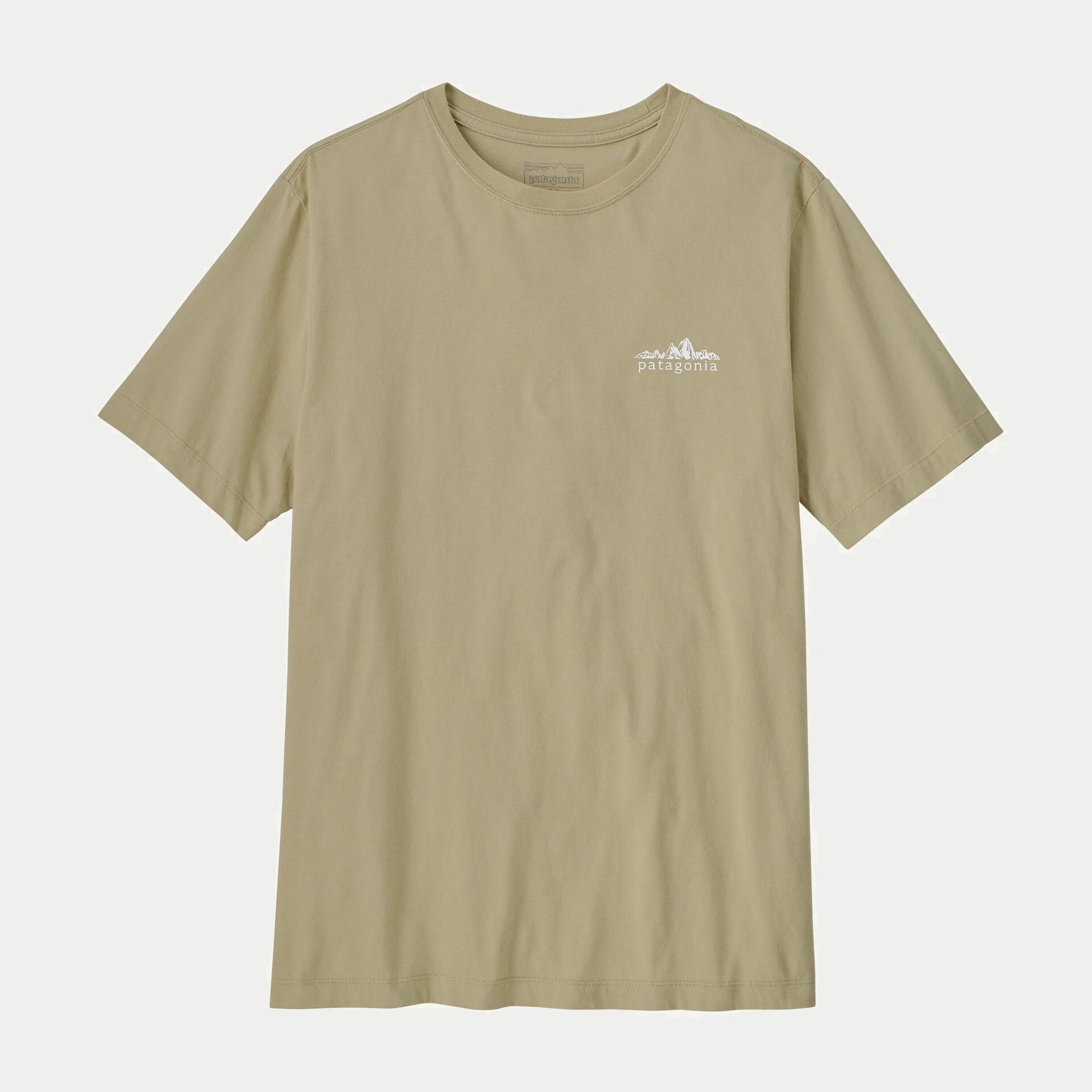 T-shirt Patagonia Fitz Roy Foothills beige sable à plat de face : logo montagne blanc et étiquette au col