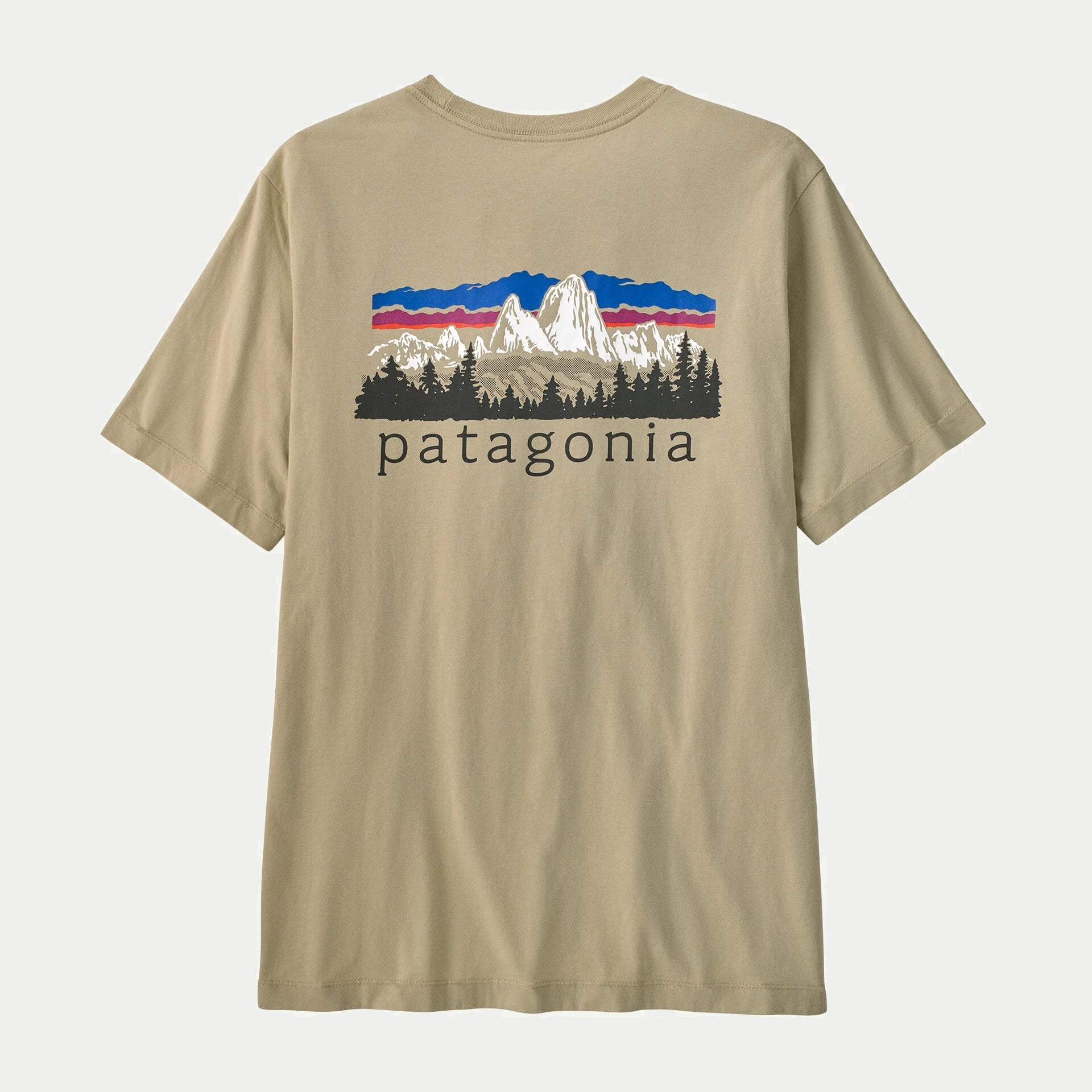 T-shirt Patagonia Fitz Roy Foothills beige sable, dos à plat : le massif enneigé au coucher du soleil sérigraphié