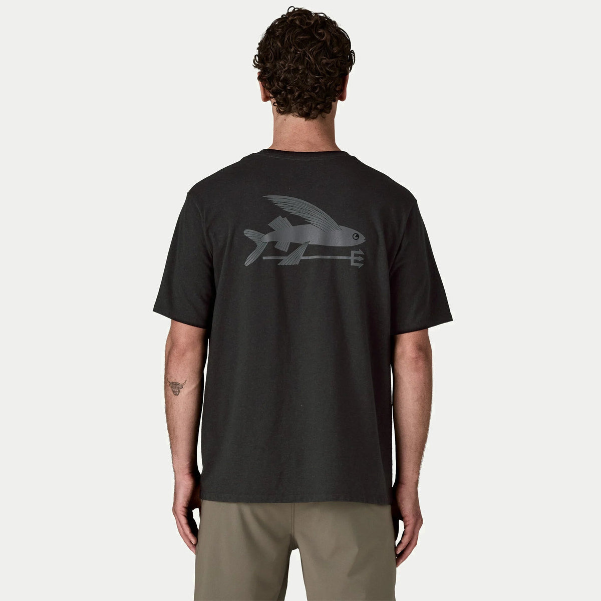 T-shirt Flying Fish Responsibili-Tee Patagonia porté de dos, poisson volant sur trident sérigraphié en aplat uni