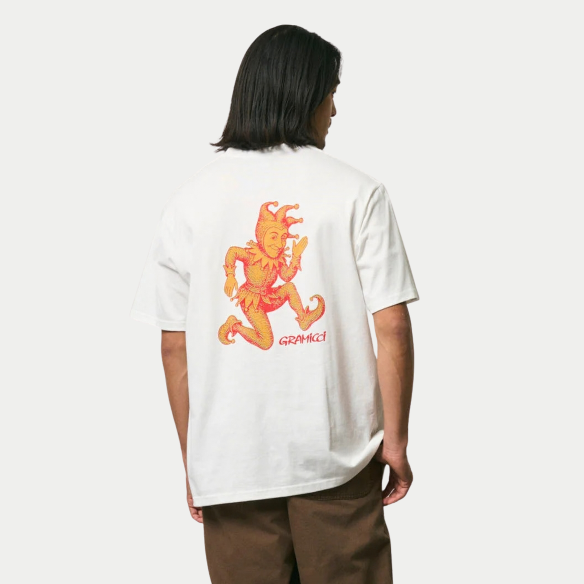 T-shirt Joker Blanc Gramicci - vue portée de dos, impression bouffon en dégradé orangé