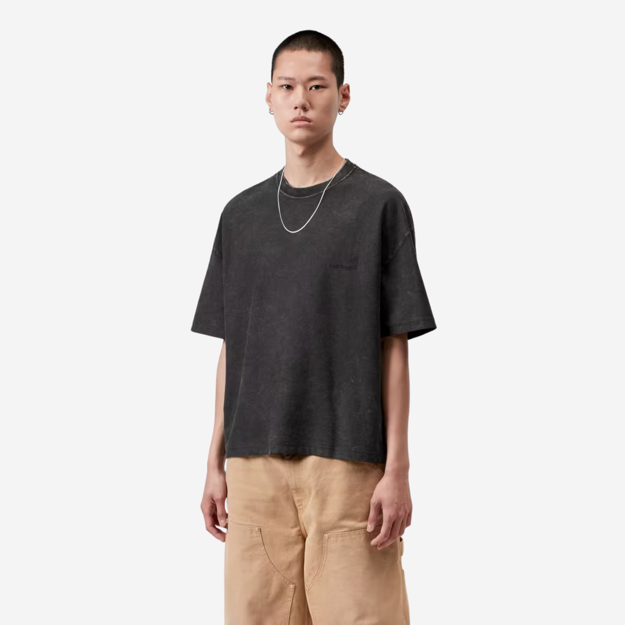 T-shirt Lambert Black Moon Wash Carhartt WIP porté de face, coupe boxy loose et épaules tombantes