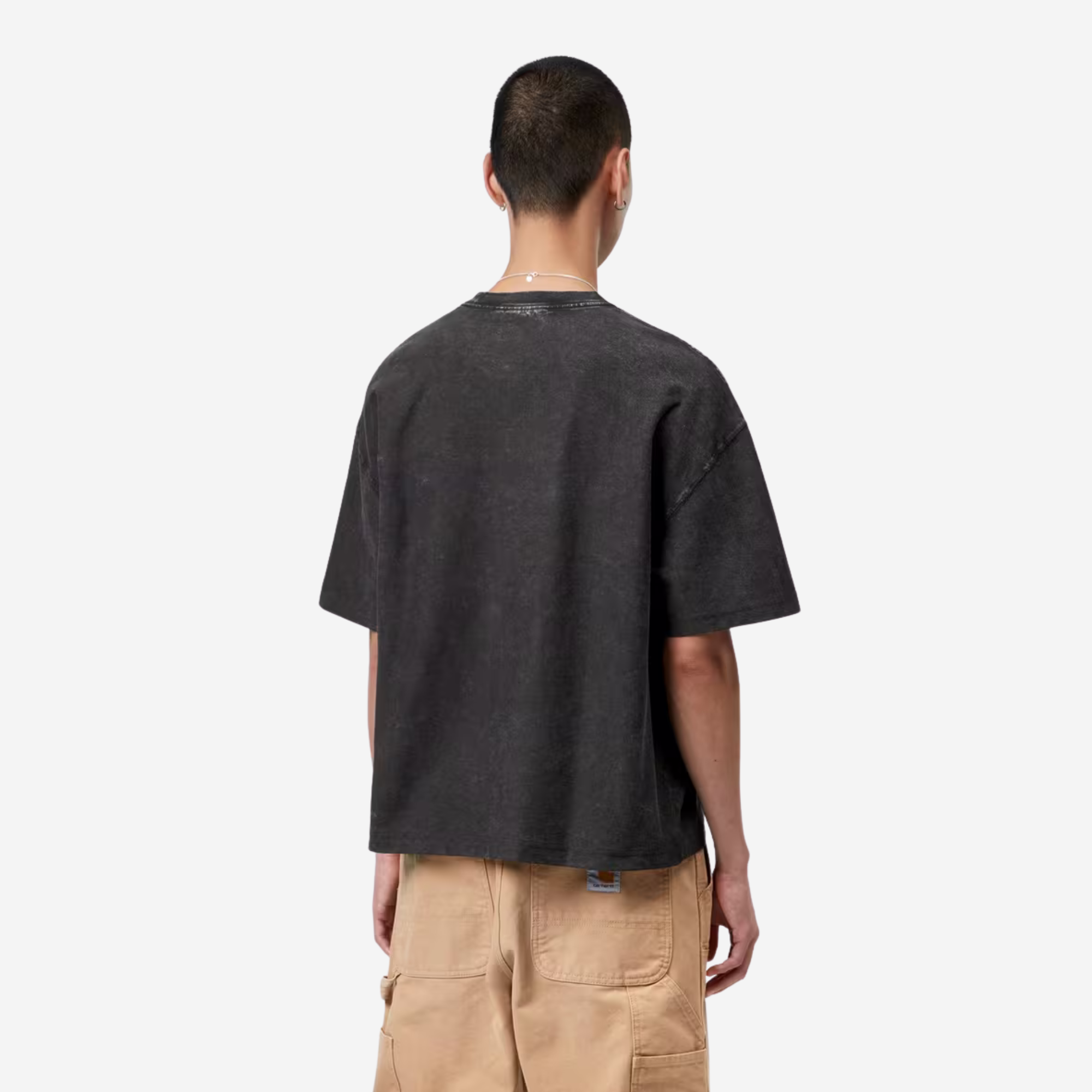 T-shirt Lambert Black Moon Wash Carhartt WIP porté de dos, tombé large et manches courtes amples