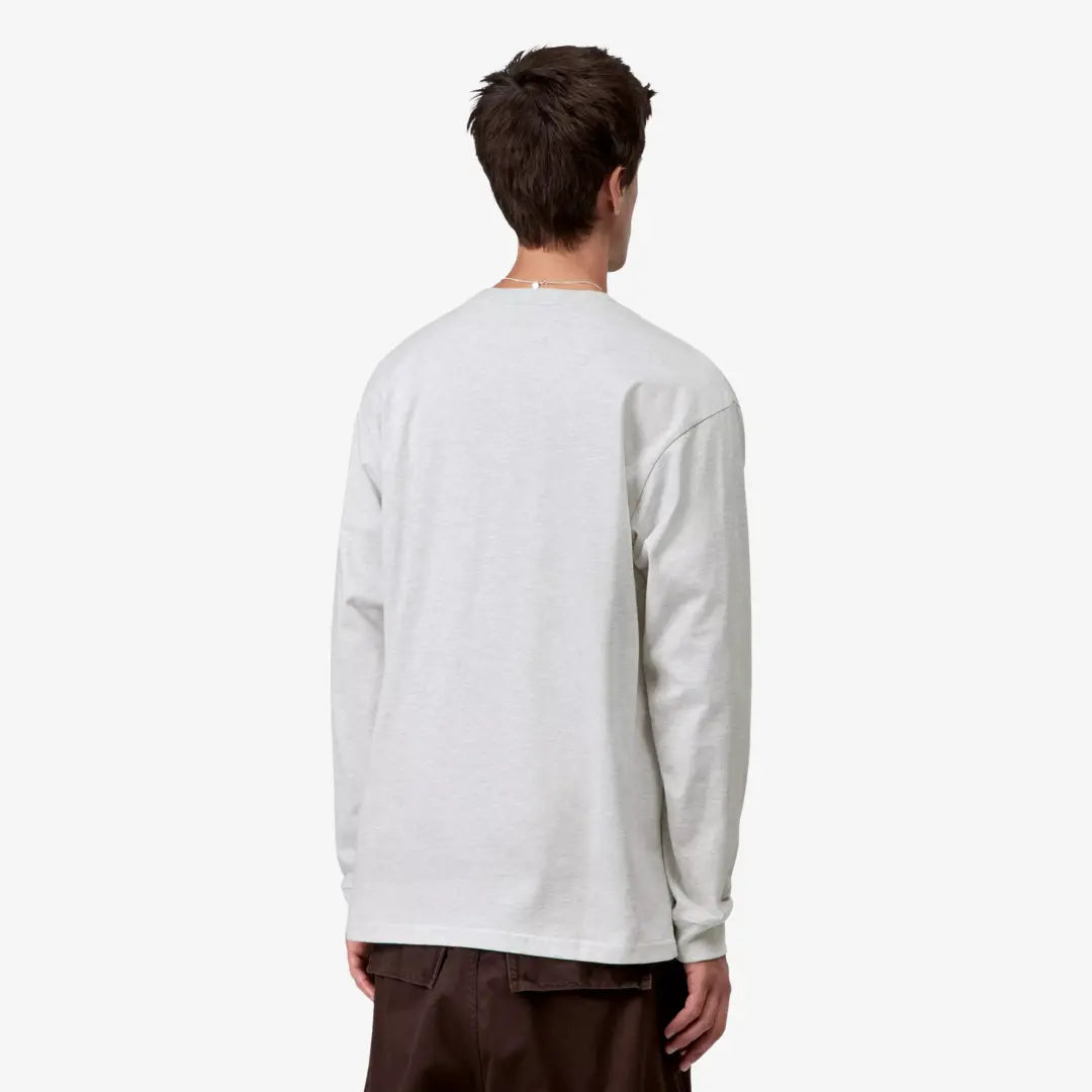 T-shirt manches longues Chase Ash Heather Carhartt WIP porté de dos, coupe ample gris chiné clair et épaules tombantes