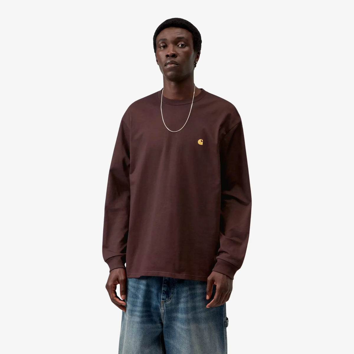 T-shirt manches longues Chase Palisander brun bordeaux porté de face avec un jean, coupe ample - Carhartt WIP