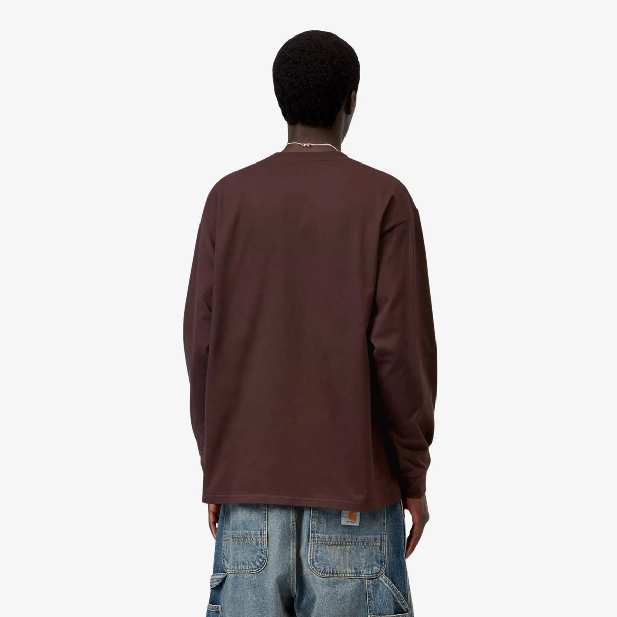 T-shirt manches longues Chase Palisander brun bordeaux porté de dos, tombé ample et épaules descendues - Carhartt WIP