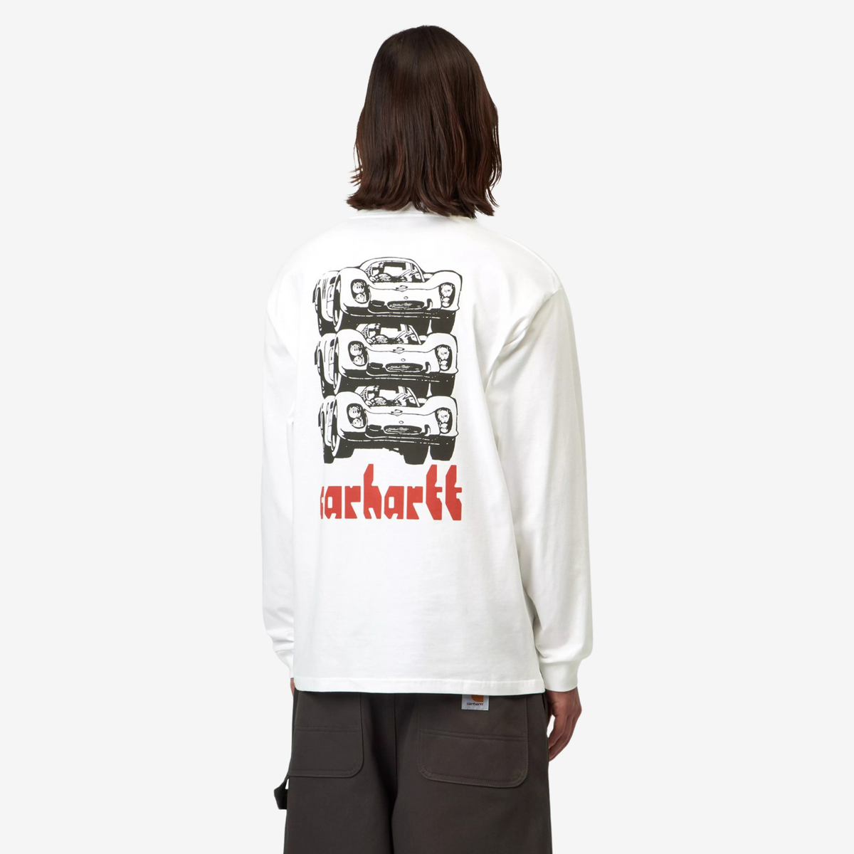 T-shirt Framework blanc Carhartt WIP porté de dos, imprimé trio de voitures de course et lettrage carhartt rouge