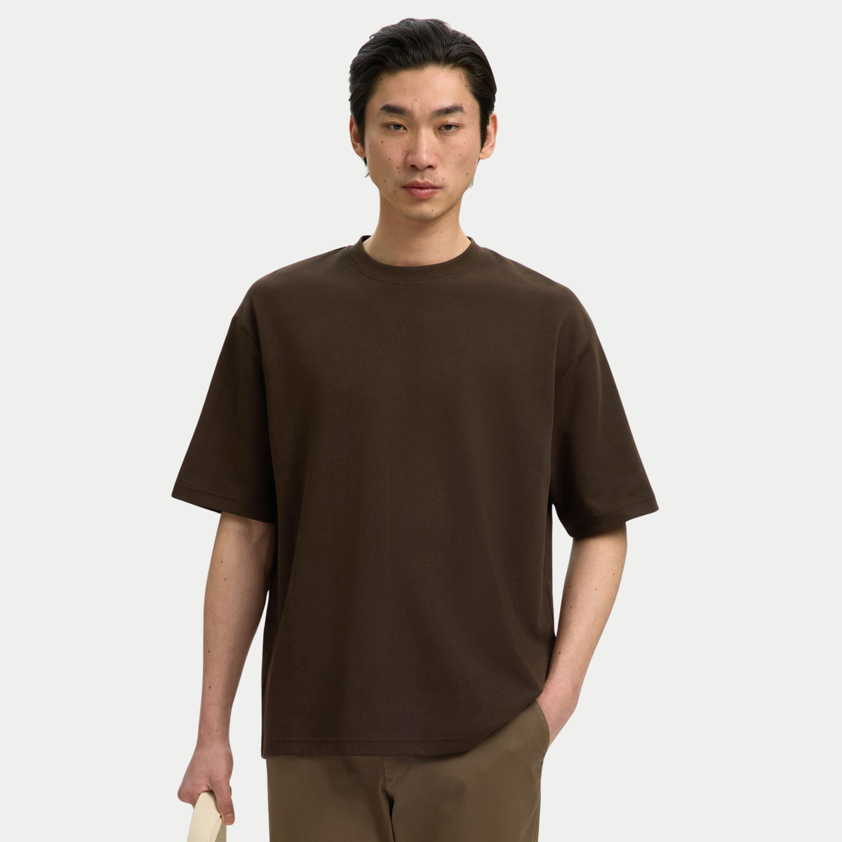 T-shirt Oversize Delicioso marron chocolat Selected Homme porté de face, épaules tombantes
