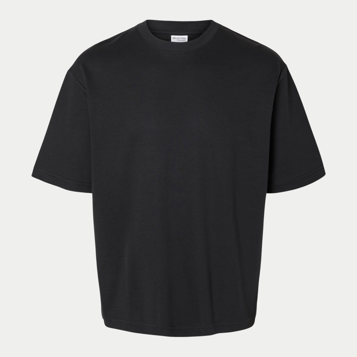 T-shirt Oversize noir Selected Homme à plat, vue de face avec étiquette de marque au col