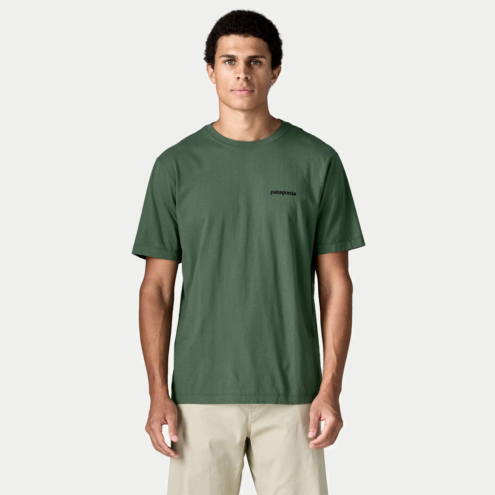 T-shirt P-6 Logo Patagonia vert forêt Canopy Green vu de face, petit lettrage patagonia noir sur la poitrine