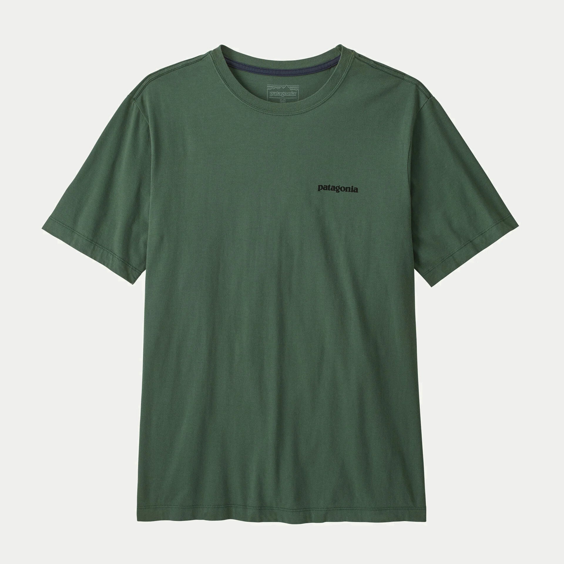 T-shirt P-6 Logo Patagonia Canopy Green à plat de face, col rond et bande de propreté marine à l’intérieur de l’encolure