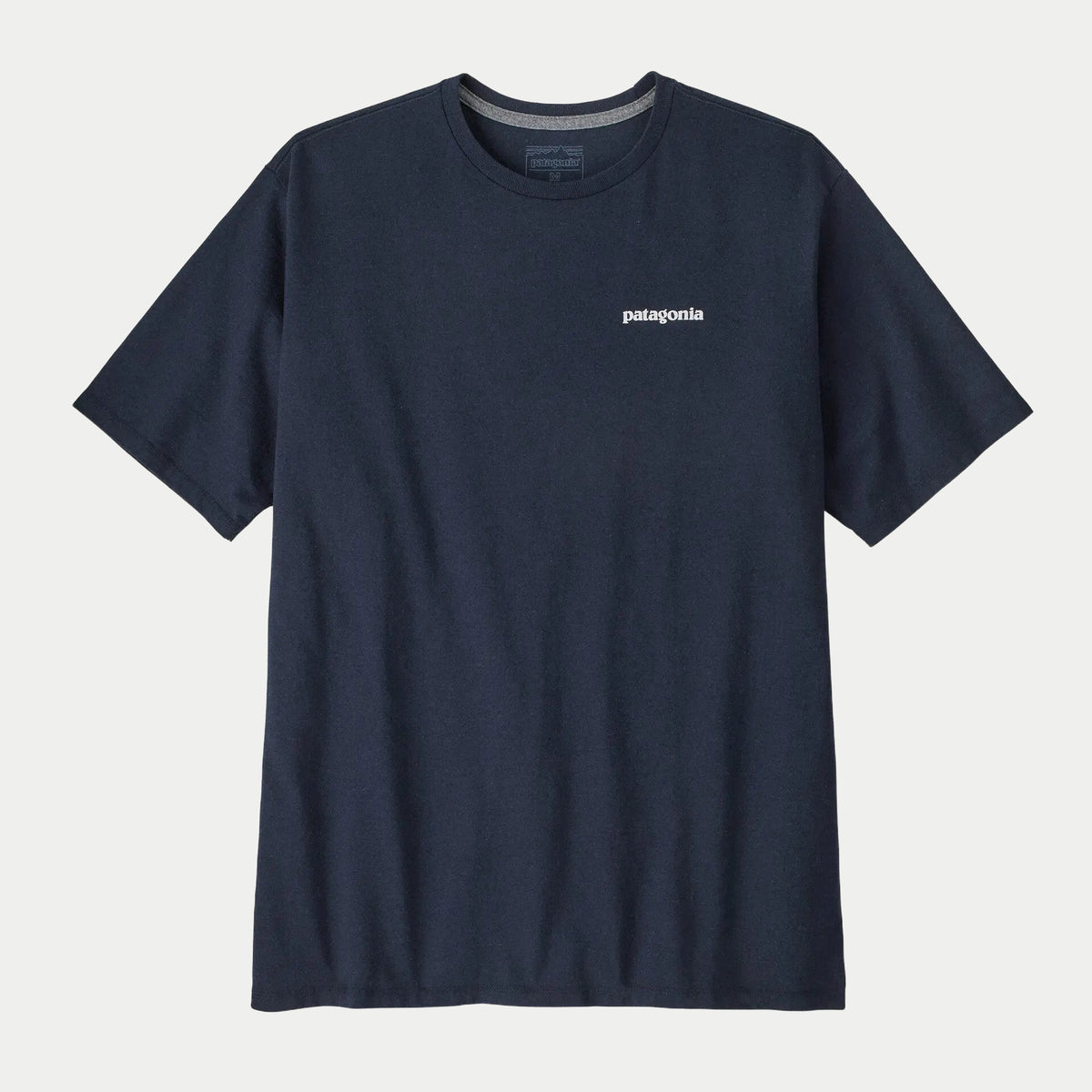 T-shirt P-6 Logo Responsibili-Tee bleu marine, face avec le lettrage Patagonia sur la poitrine