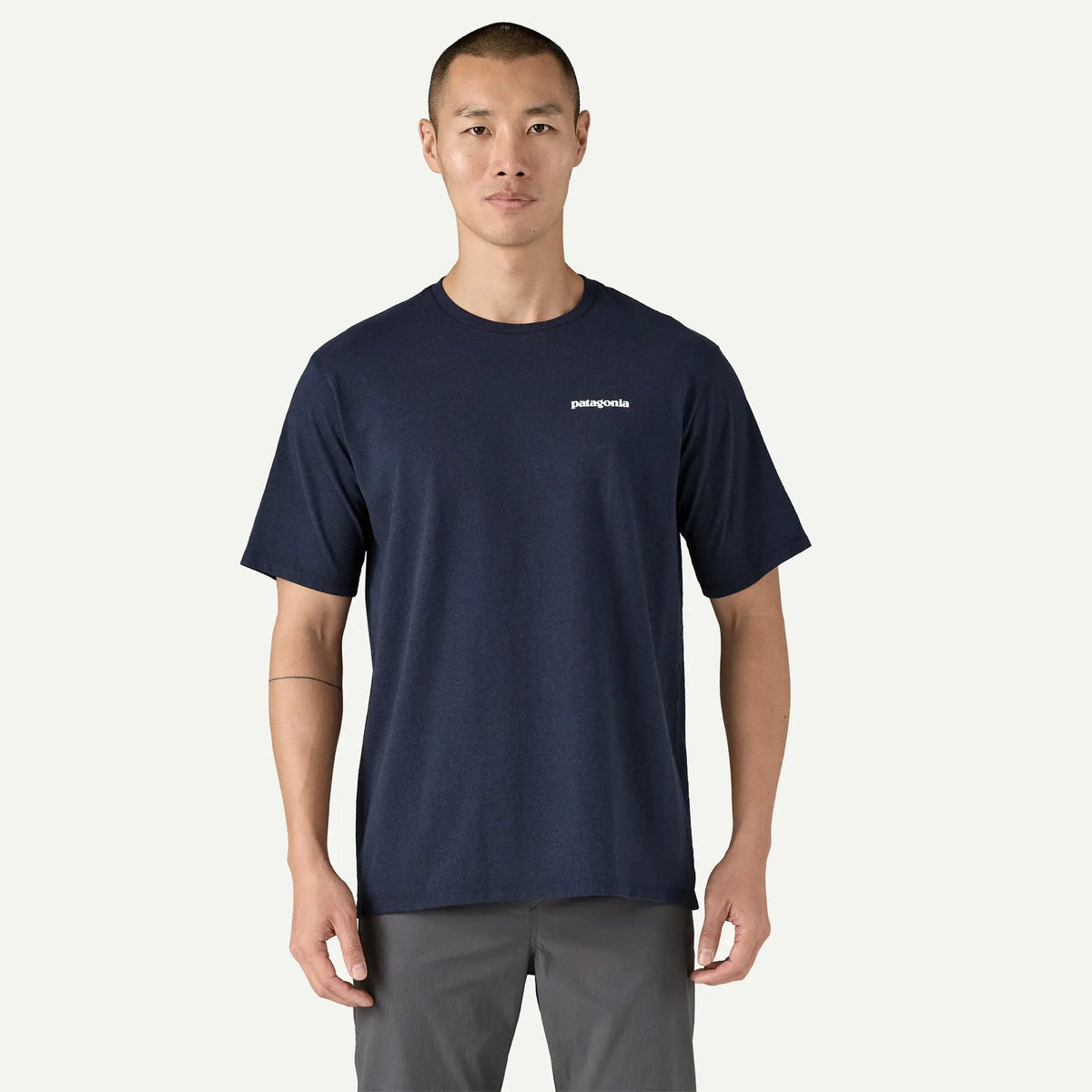 T-shirt P-6 Logo Responsibili-Tee bleu marine porté, vue de face