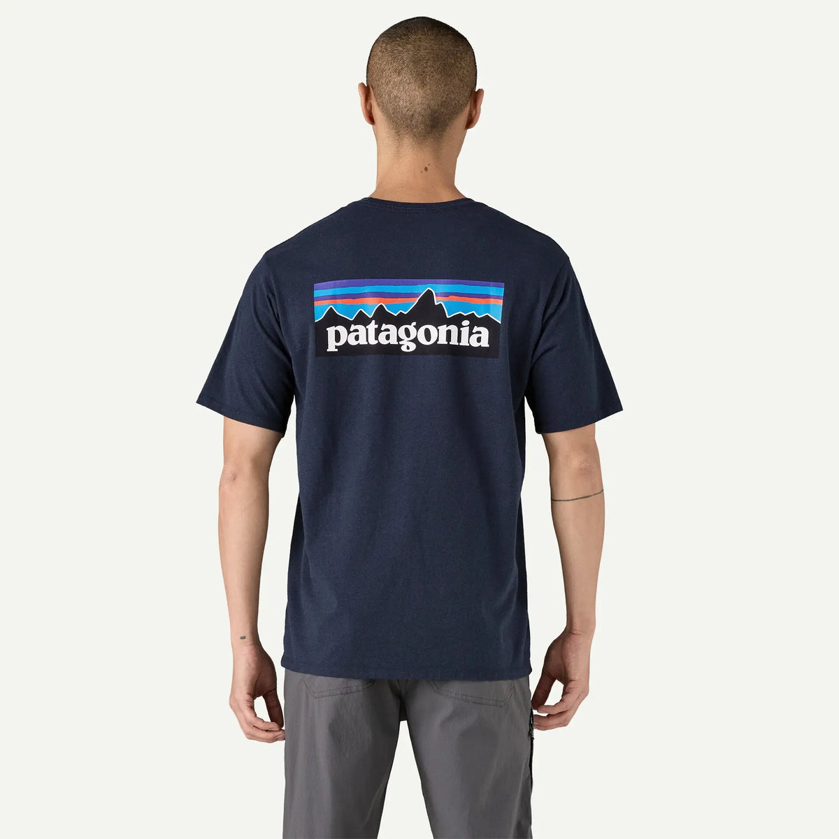 T-shirt P-6 Logo Responsibili-Tee bleu marine porté, logo P-6 dans le dos