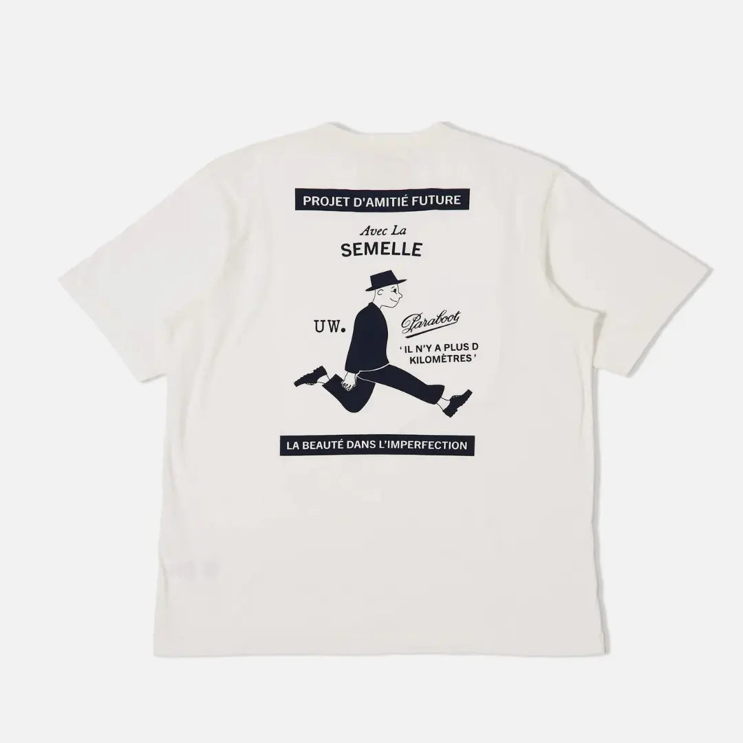 Dos du t-shirt blanc cassé, marcheur à chapeau bleu marine et bandeaux Projet d'amitié future
