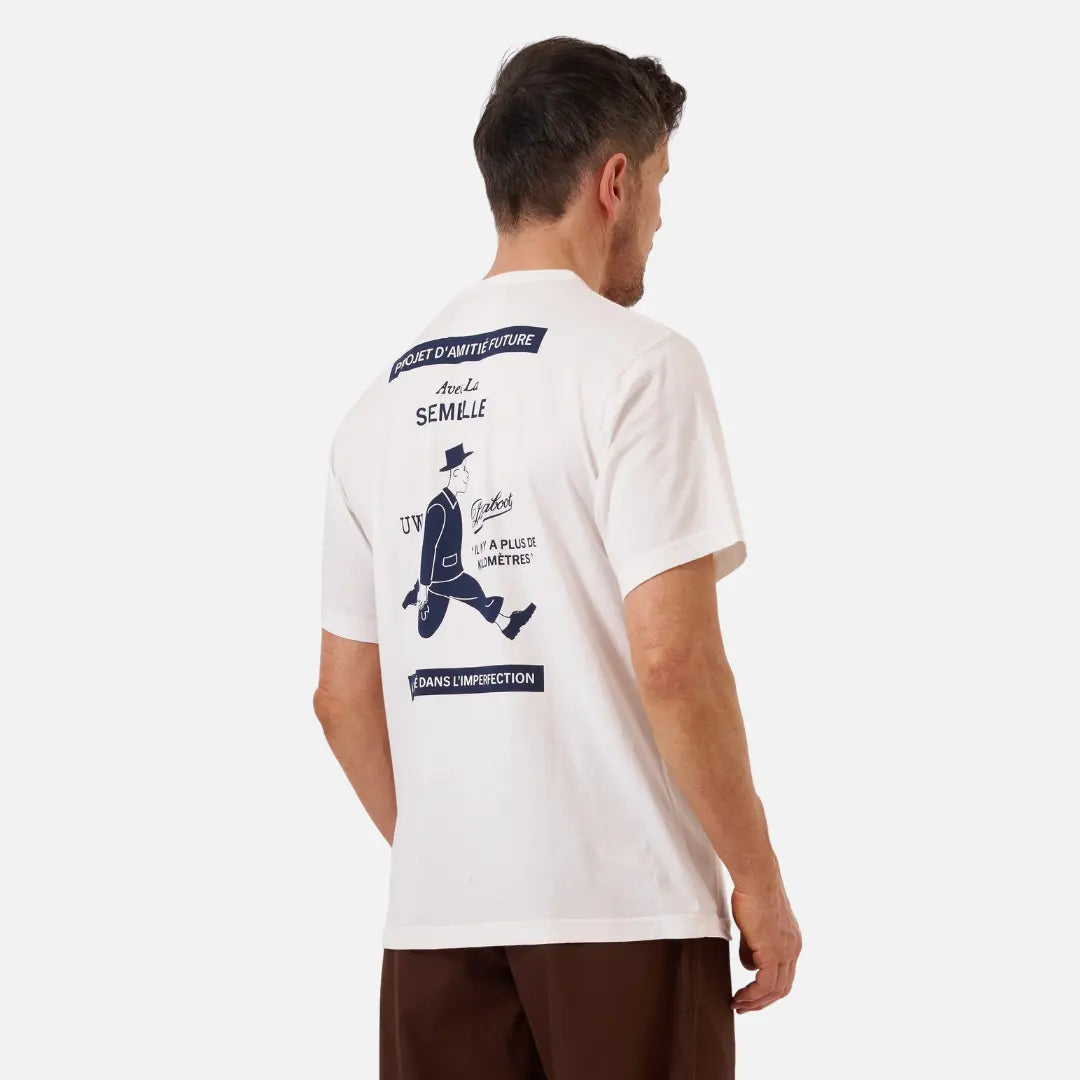 T-shirt blanc cassé porté de dos, imprimé bleu marine du marcheur en pleine enjambée