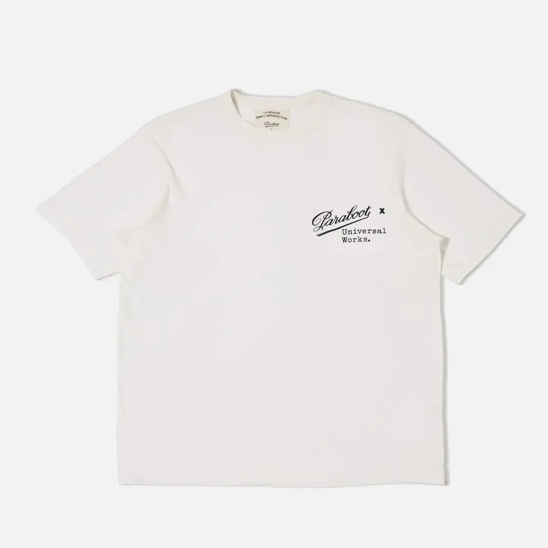 T-shirt blanc cassé à plat, logo bleu marine Paraboot x Universal Works sur la poitrine