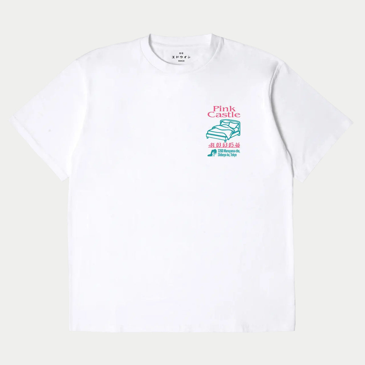 T-shirt blanc, imprimé poitrine Pink Castle rose et turquoise avec lit et coordonnées tokyoïtes