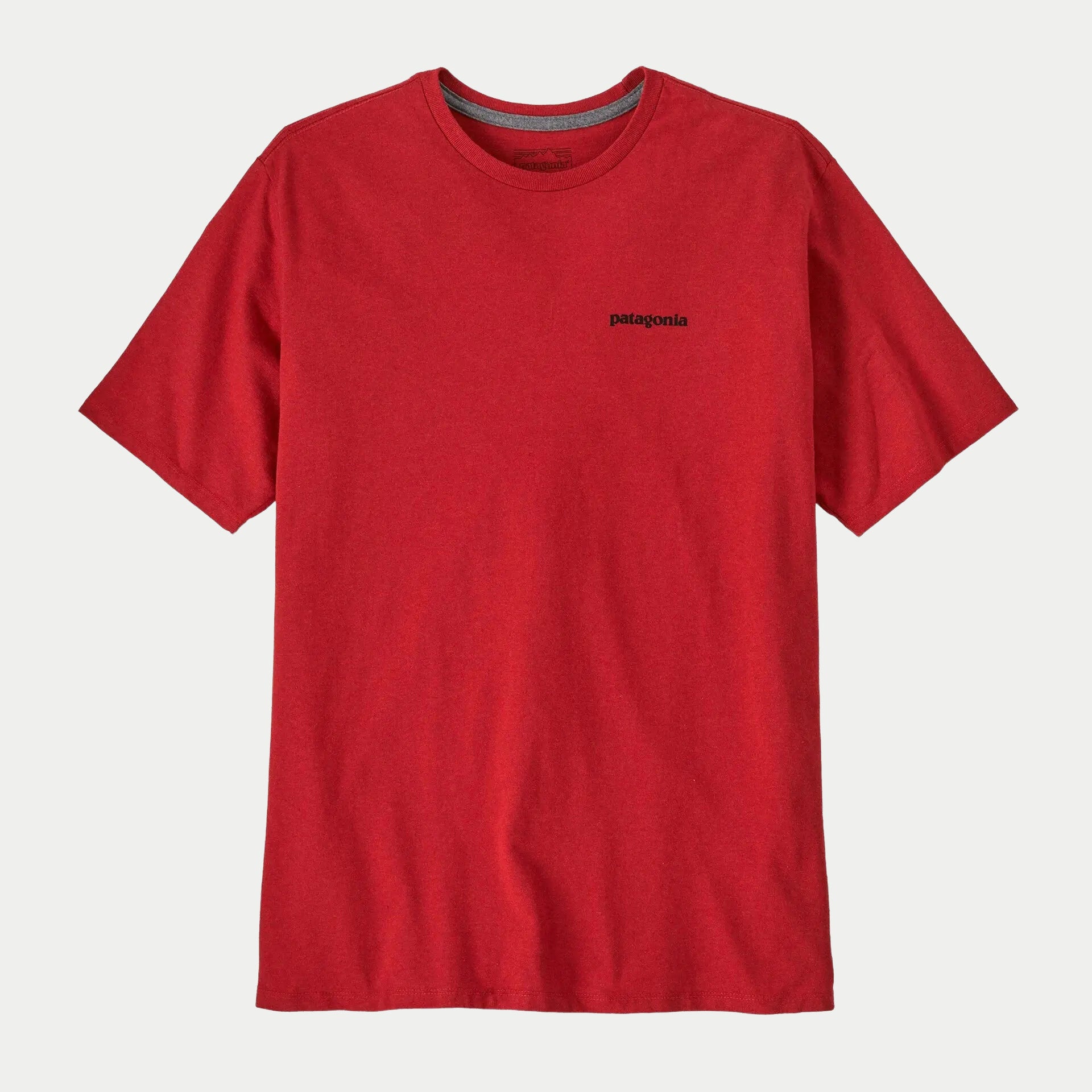 T-shirt P-6 Logo Responsibili-Tee rouge Amanita Red, face avec le lettrage Patagonia