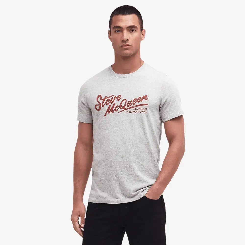 T-shirt Strike gris chiné porté de trois quarts, print Steve McQueen rouge brique