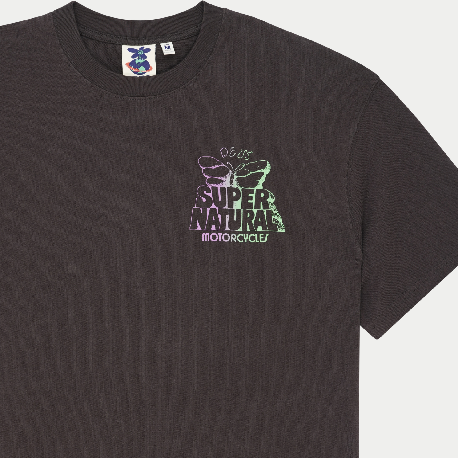 T-shirt Temple Torque Anthracite Deus Ex Machina - détail du col rond et de l'imprimé poitrine lilas et vert