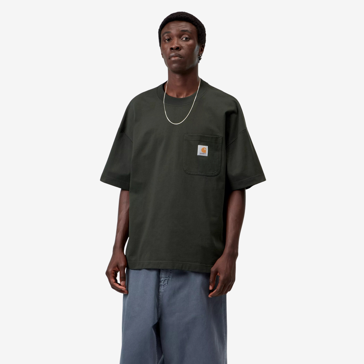 T-shirt Work Pocket Carhartt WIP Raven porté de face sur un pantalon bleu