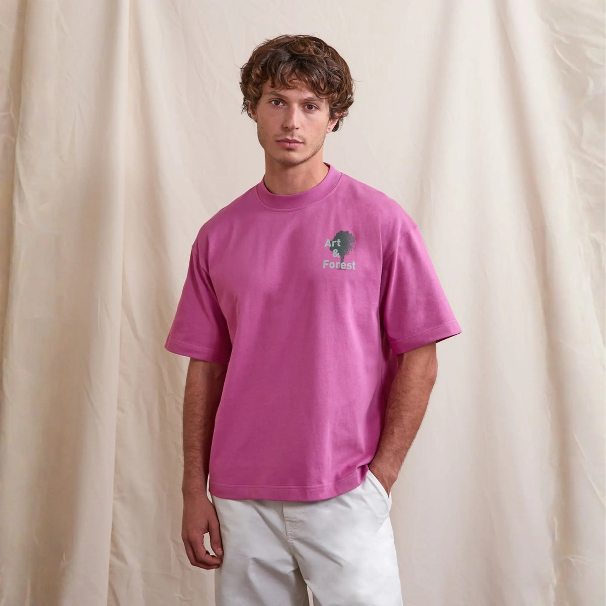T-shirt fuchsia porté de face, coupe large et petit imprimé arbre Art & Forest