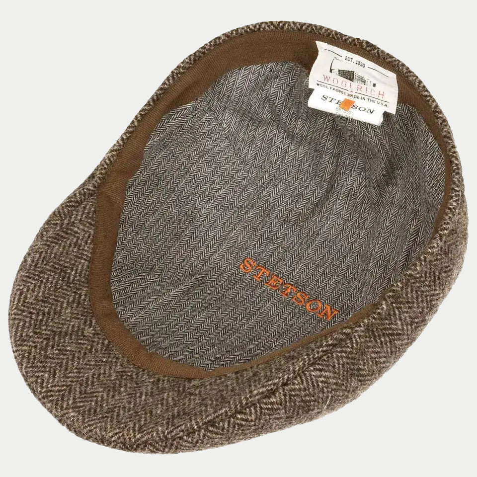 Intérieur de la casquette, doublure à chevrons, bandeau marron et étiquettes cousues