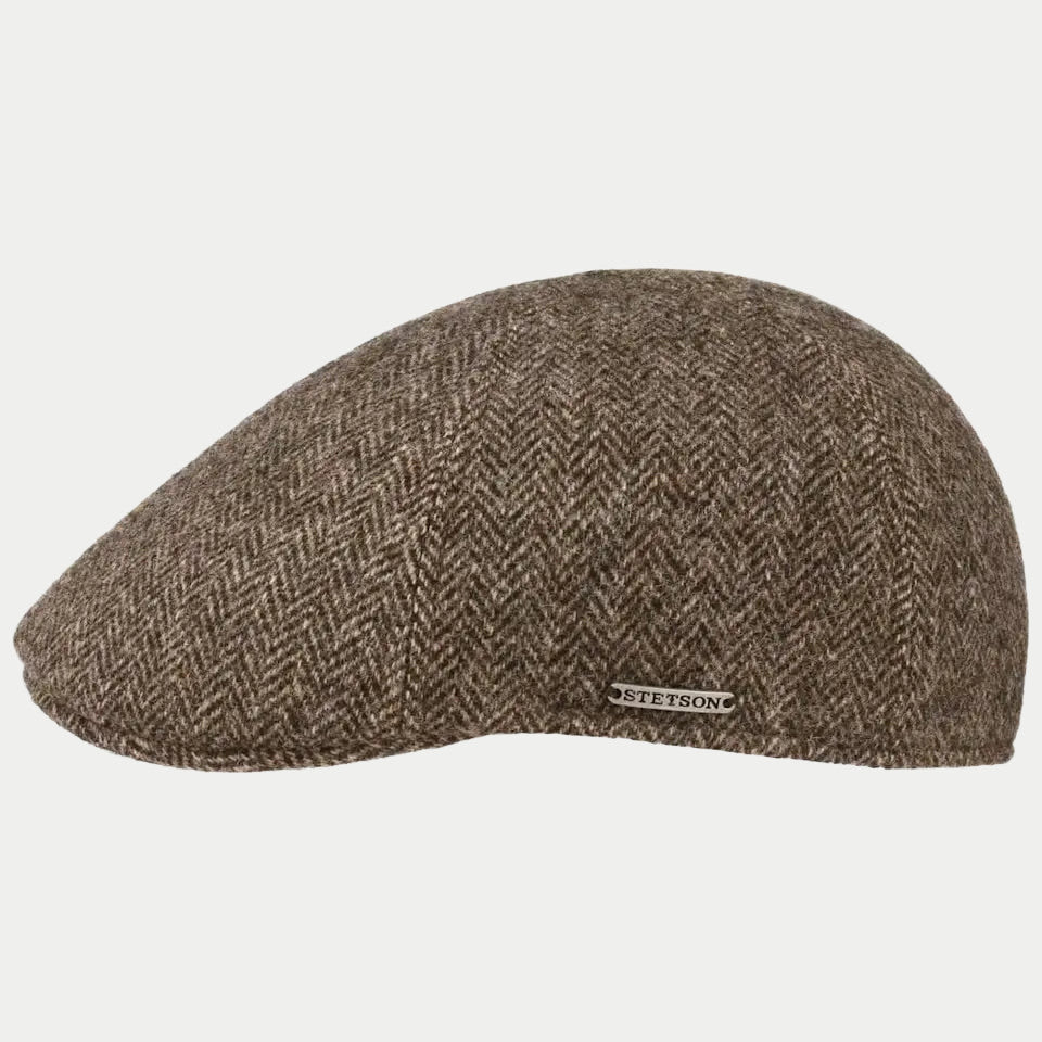 Casquette plate en laine à chevrons brun et beige, de profil avec plaquette métal