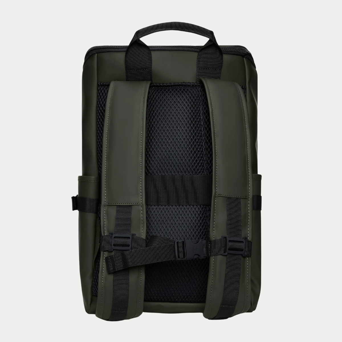 Dos du Texel Cargo Backpack vert kaki Rains, bretelles rembourrées, panneau en mesh noir et sangle de poitrine