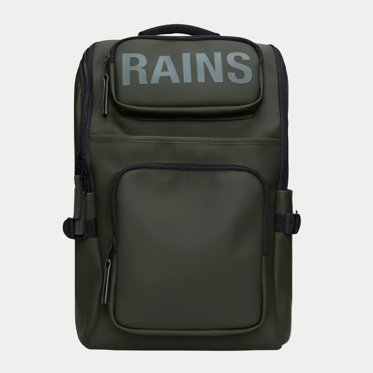 Sac à dos Texel Cargo Backpack vert kaki Rains de face, poche haute siglée RAINS et grande poche carrée zippée