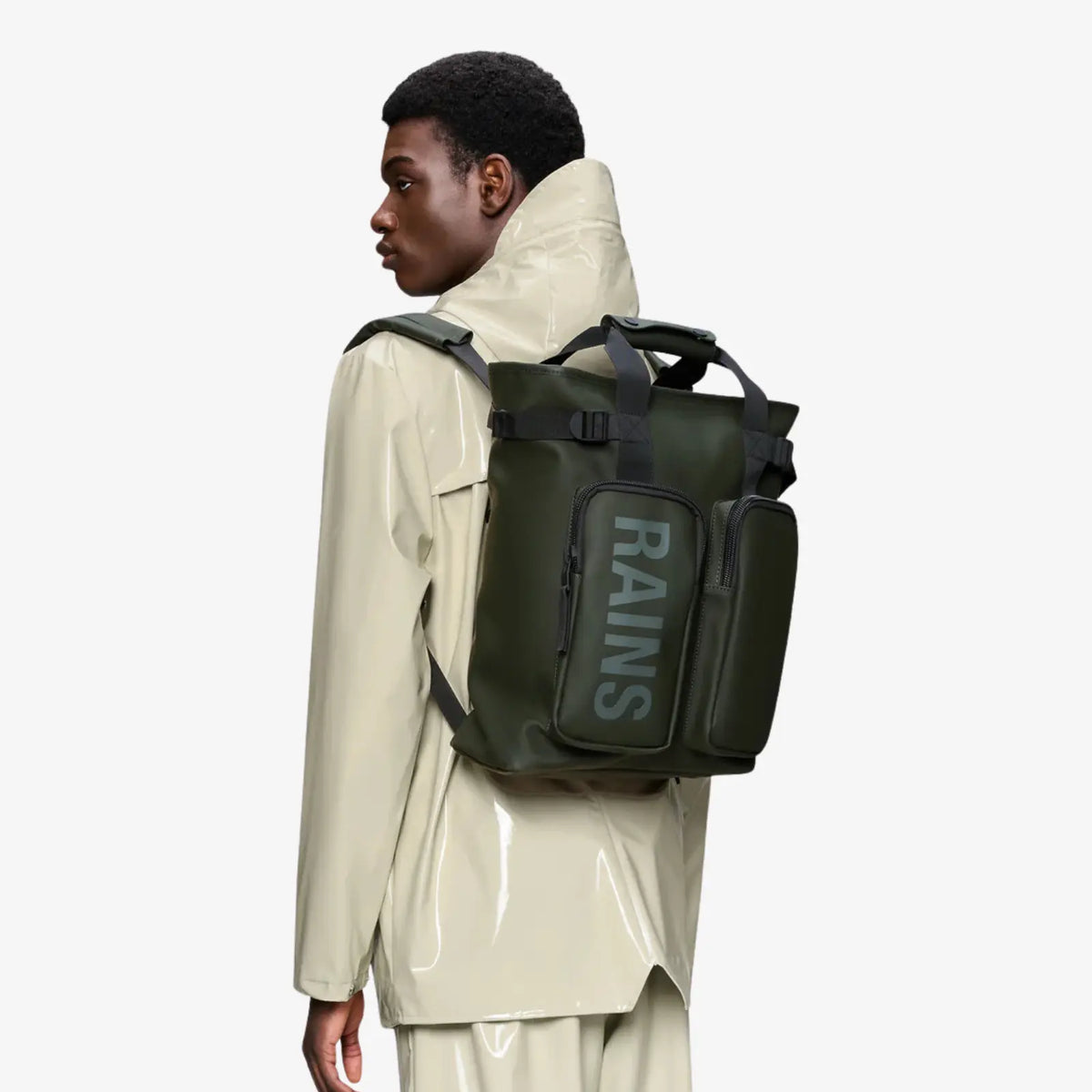 Texel Tote Backpack vert kaki porté en sac à dos, anses dressées au-dessus des poches