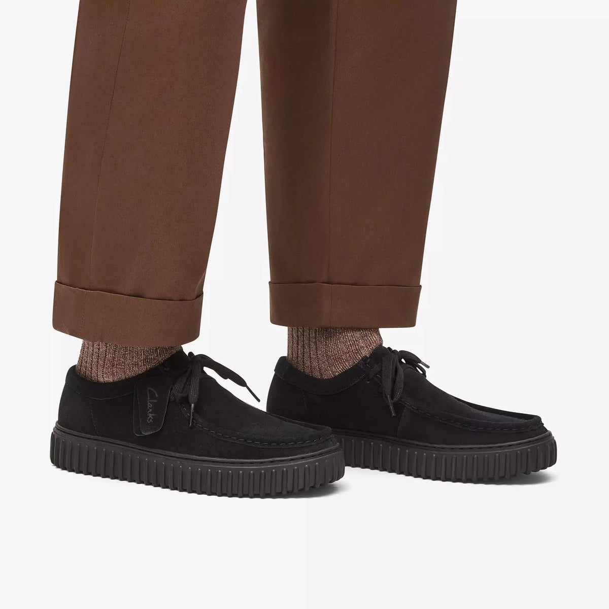 Torhill Lo noires portées avec un pantalon marron et des chaussettes côtelées