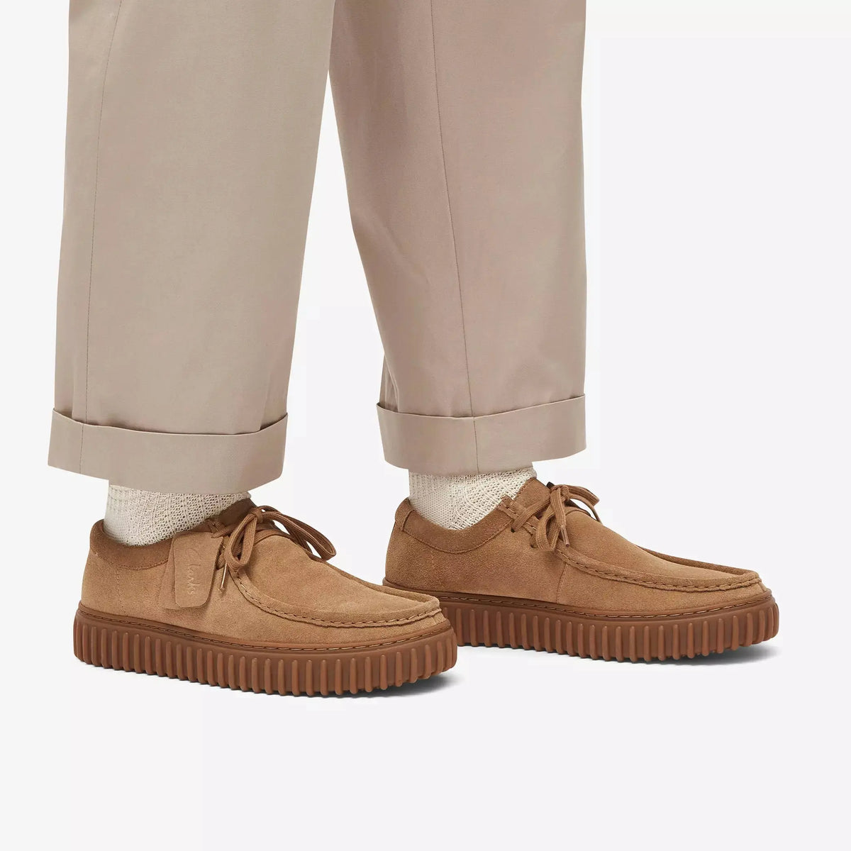 Torhill Lo Sable Foncé portées avec un pantalon beige à revers et chaussettes crème