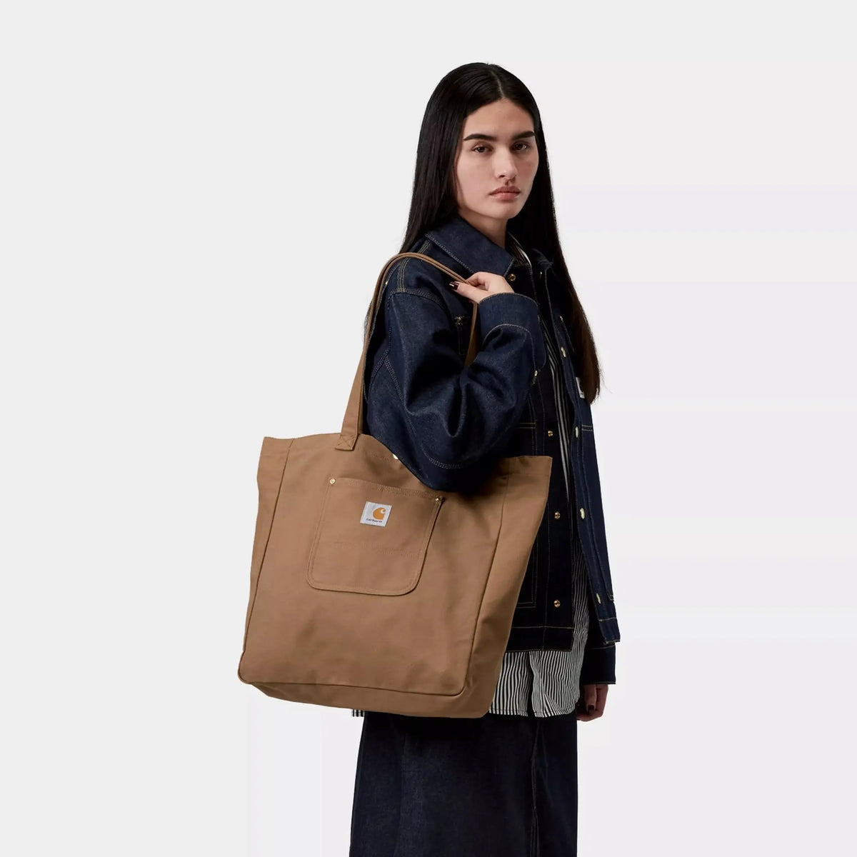 Tote Bag Bay Hamilton Brown porté à l'épaule : grand format souple en toile duck, anses longues, poche avant