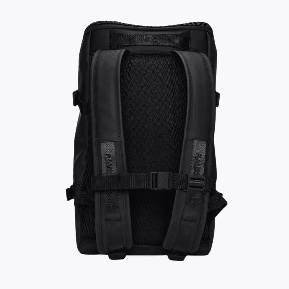 Dos du Trail Cargo Backpack noir, bretelles siglées sur dossier en filet et sangle de poitrine