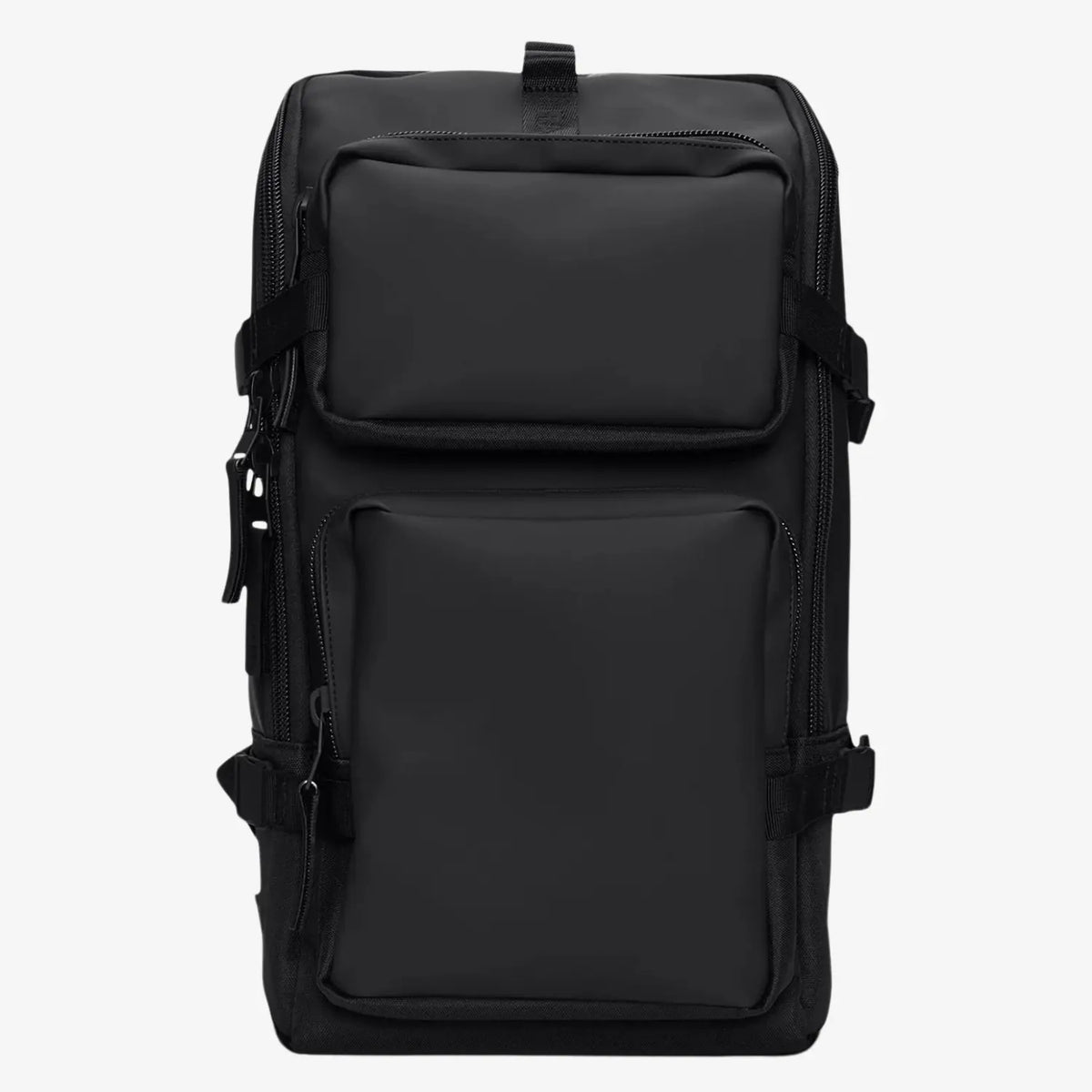 Trail Cargo Backpack noir de face, deux poches plaquées superposées et sangles de compression