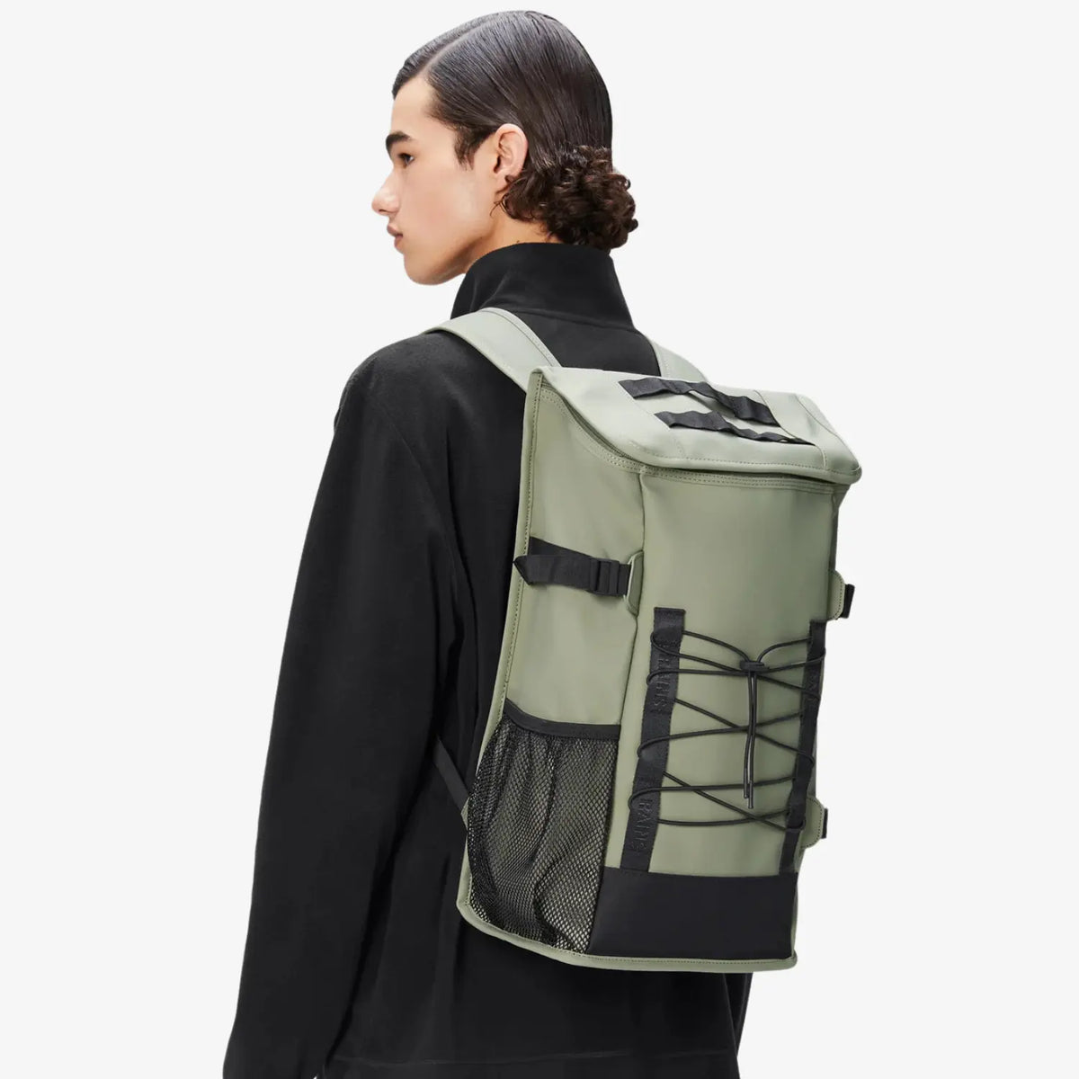 Trail Mountaineer Bag Drift porté sur le dos, rabat supérieur sanglé et cordon élastique tendu
