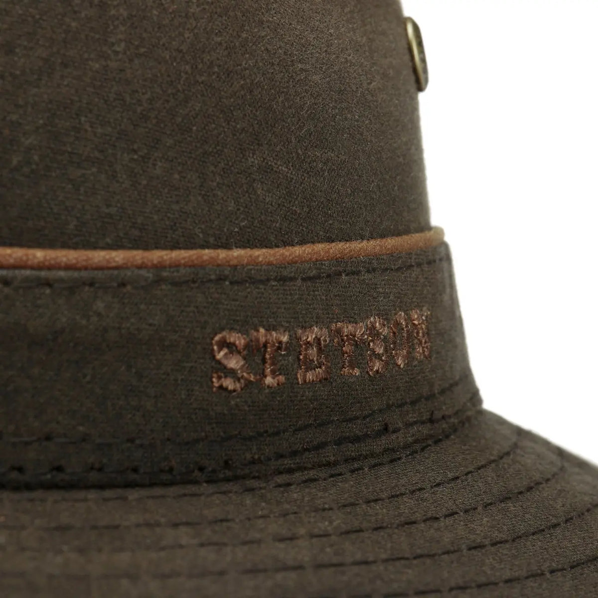 Gros plan de la broderie Stetson sur le ruban et du galon en cuir camel