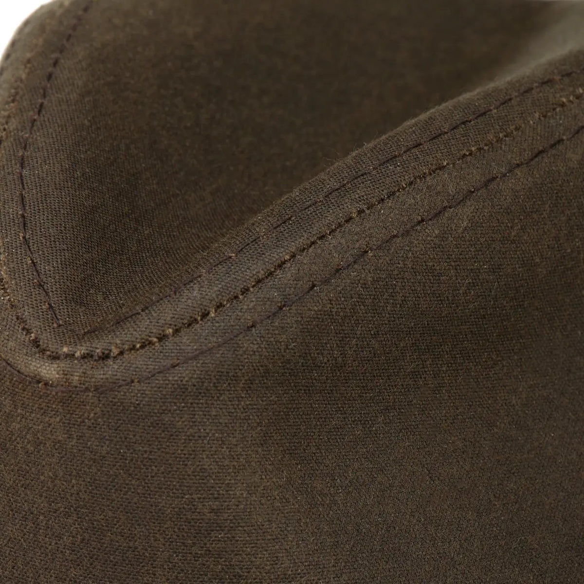 Macro du pincement de la calotte et des surpiqûres du coton ciré