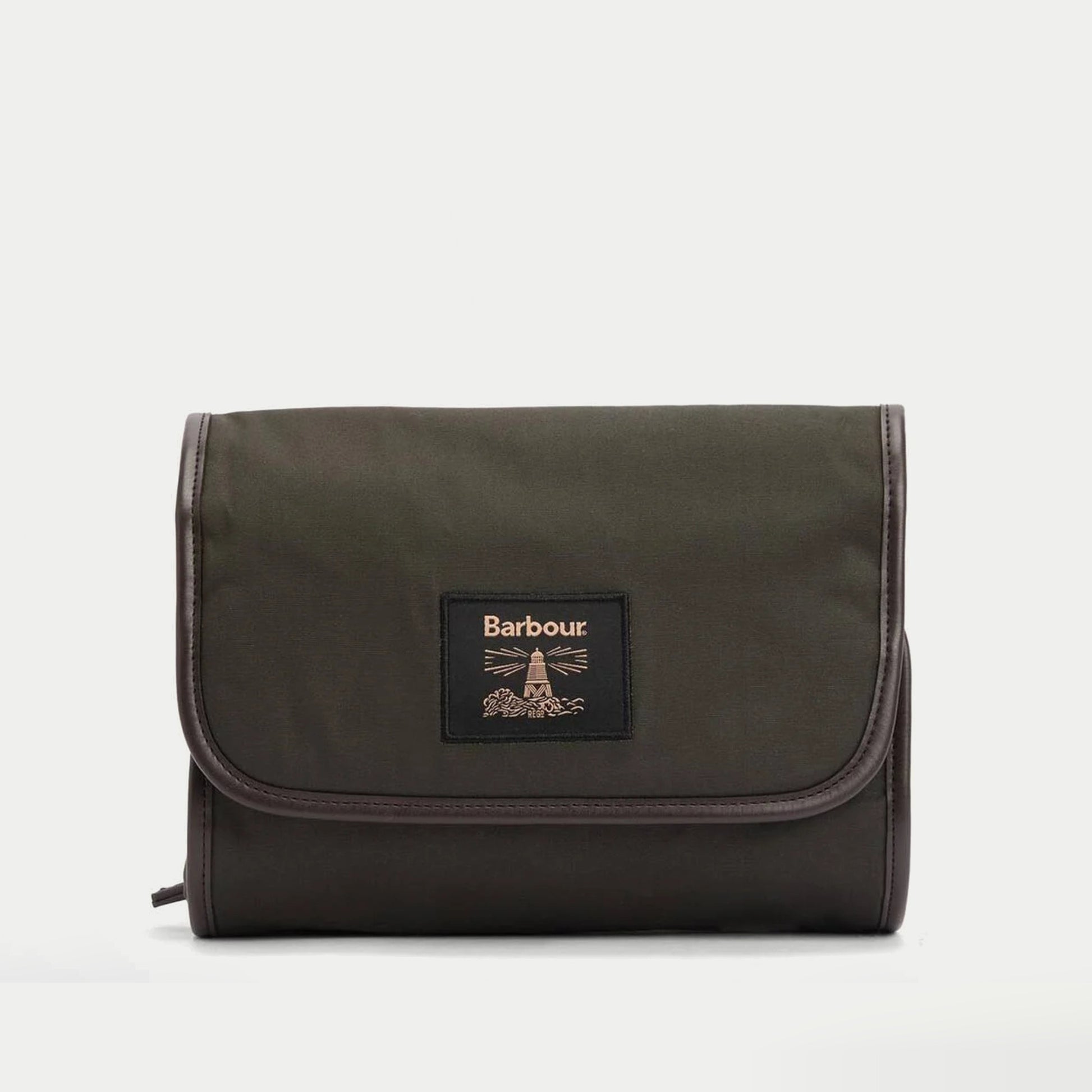 Trousse de toilette Beacon olive Barbour - packshot de face, rabat fermé et passepoil en cuir brun