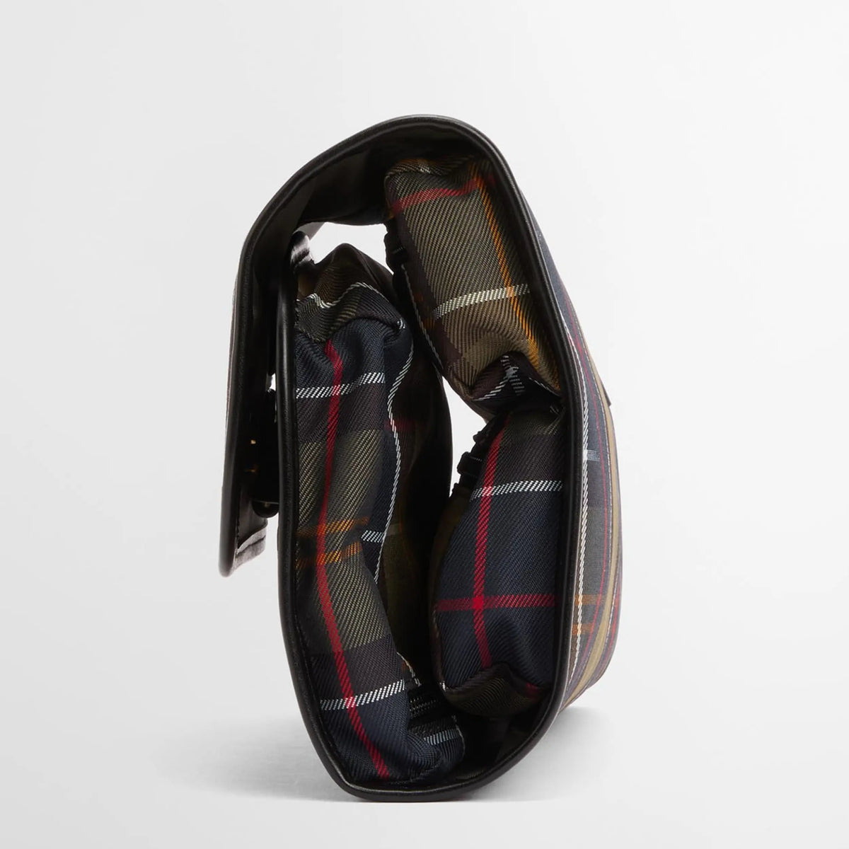 Trousse de toilette suspendue vue de profil, entrouverte : épaisseur des compartiments doublés de tartan