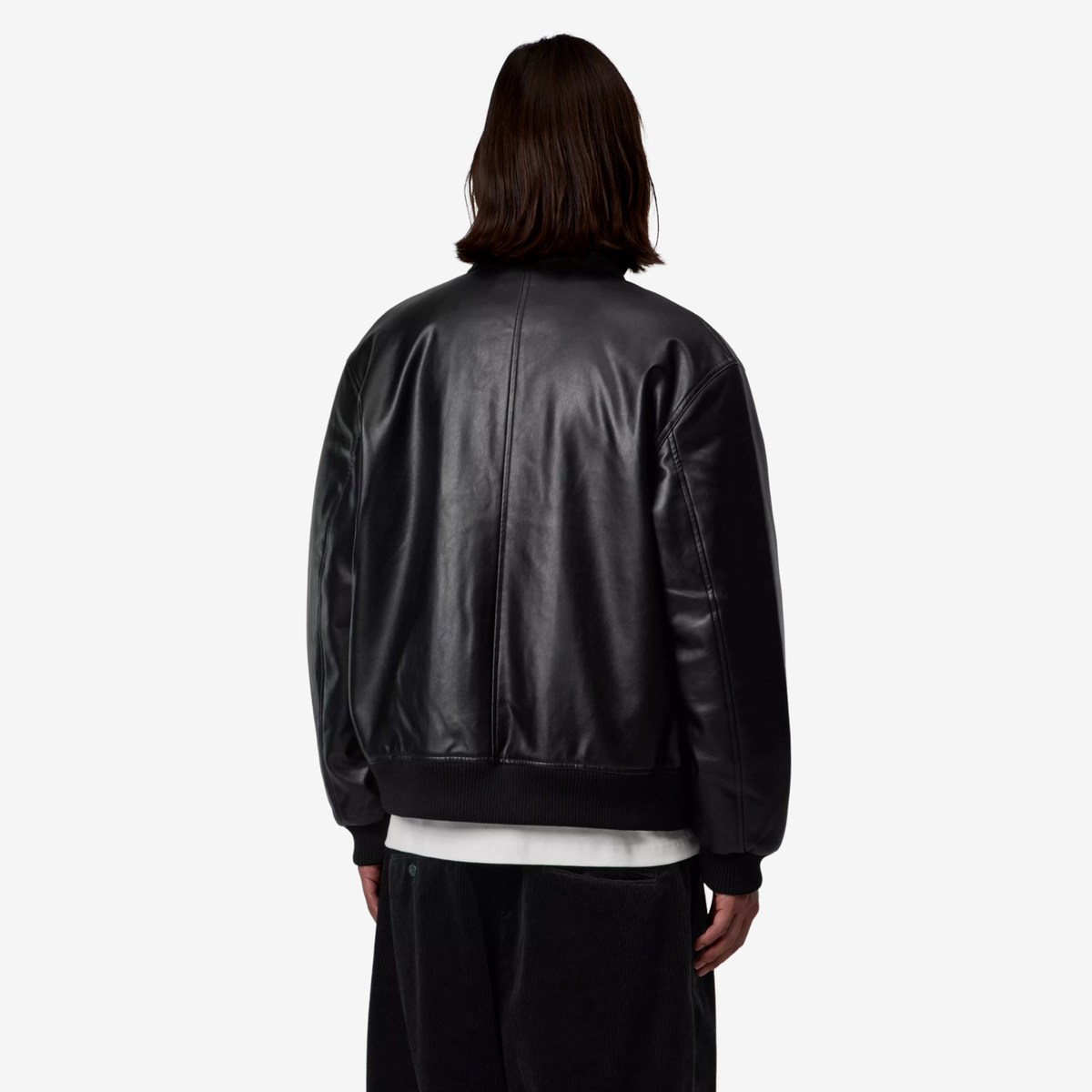 Veste Arizona noire Carhartt WIP vue de dos portée : coupe ample, bande de côtes à la taille et poignets côtelés