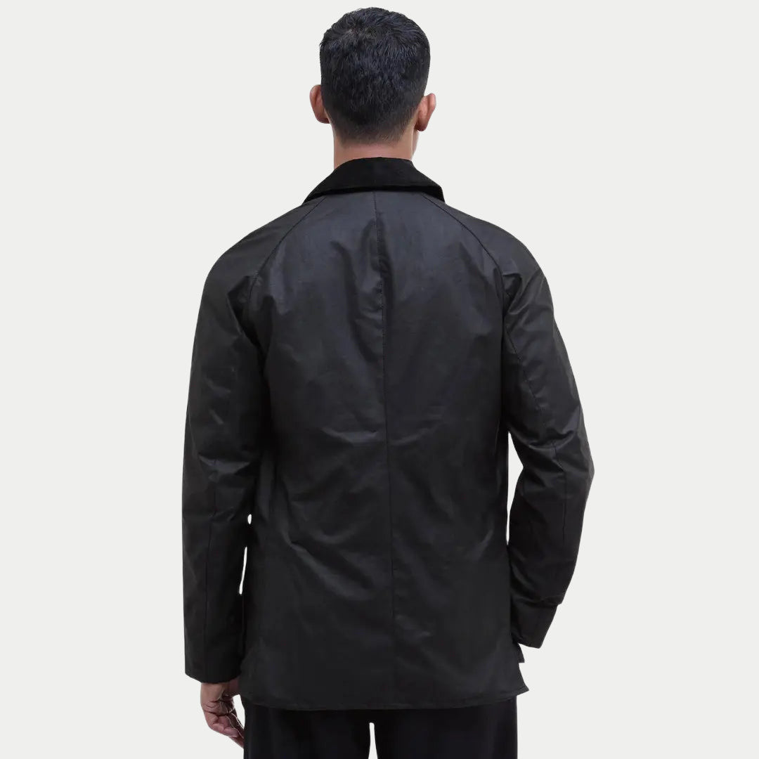 Dos de la veste Ashby noire portée, coton ciré mat, couture centrale et manches raglan