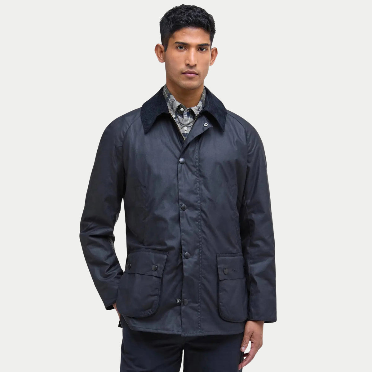 Veste Ashby marine portée de face, ouverte sur une chemise à carreaux, poches à rabat plaquées