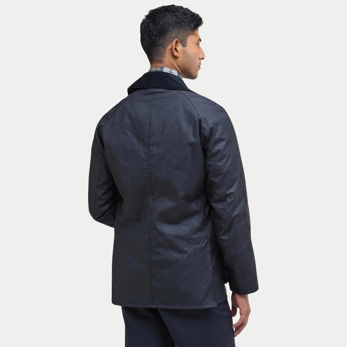 Dos de la veste Ashby marine portée, manches raglan et coupe droite en coton ciré mat