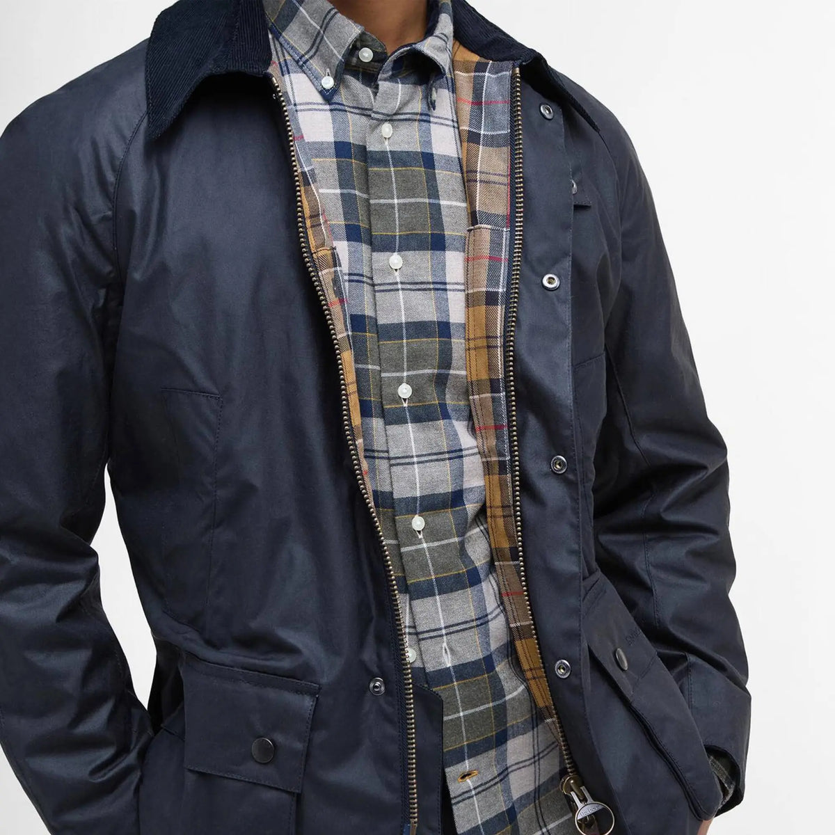 Veste Ashby marine ouverte, doublure tartan Barbour visible le long du zip sur le devant